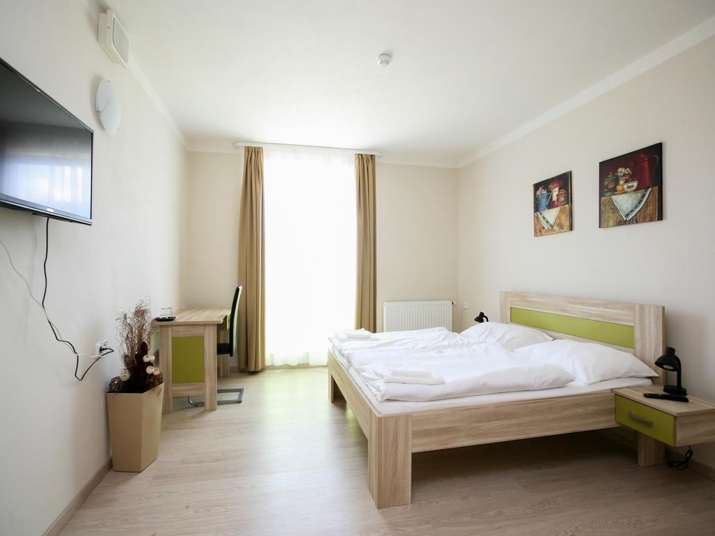Nad Kralovnou Hotel & Restaurant براغ الغرفة الصورة